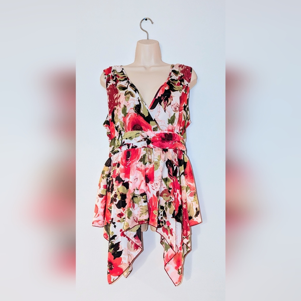 Really pretty flutter handkerchief hem floral sleeveless blouse - size L